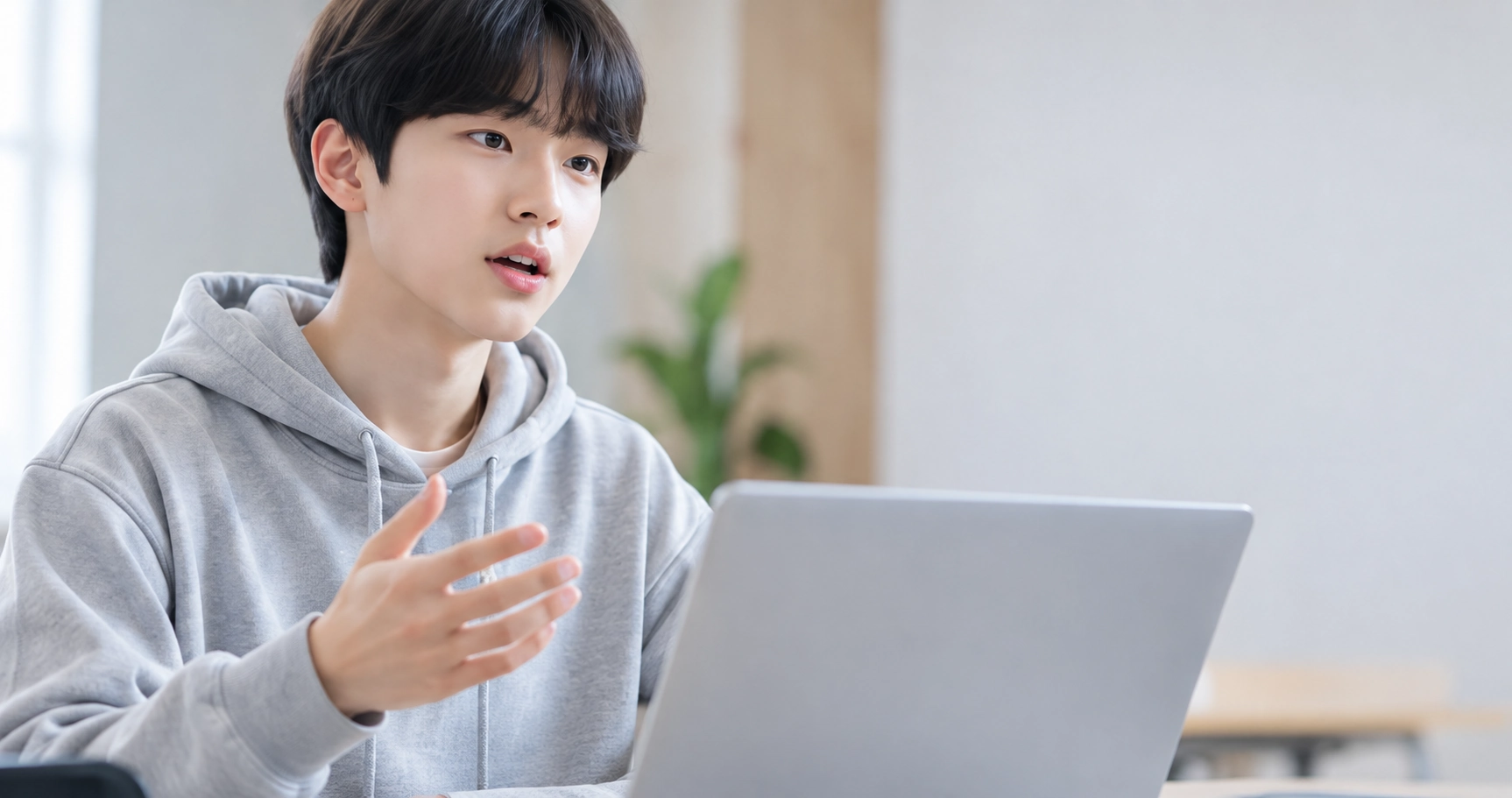 손짓하며 배운 내용을 설명하는 학생